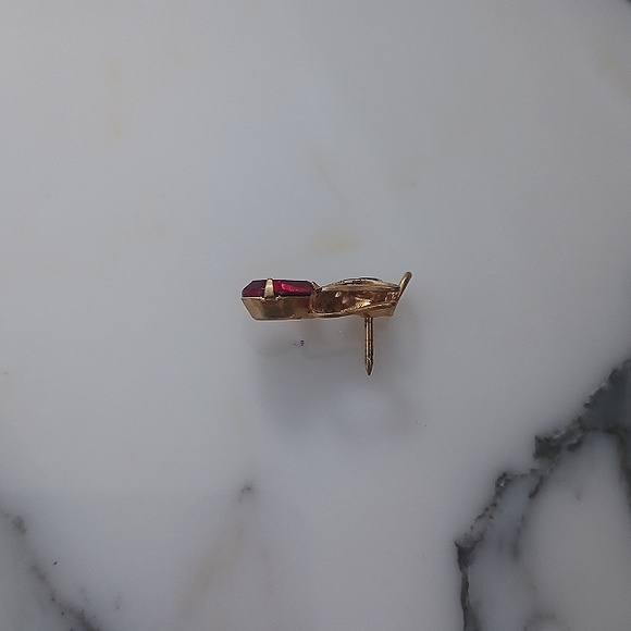 January birthstone angel pin yellow gold tone with deep red stone/crystal - Picture 4 of 9